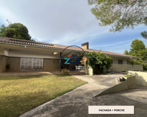 Fachada principal del chalet independiente en venta en El Zorongo, Zaragoza