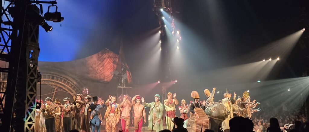 Trabajo en equipo de los artistas del Cirque du Soleil Alicante en el escenario.