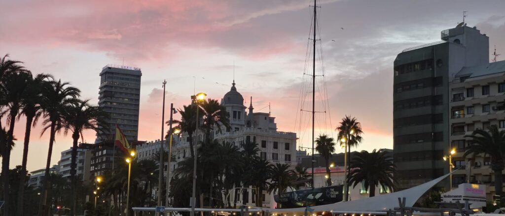 Atardecer rosa sobre el puerto con la Casa Carbonell