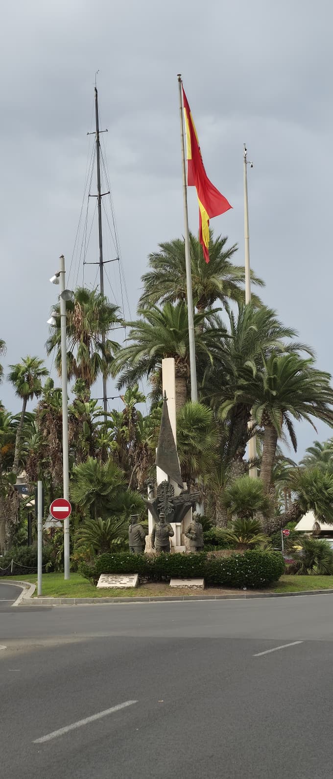 Monumento de la Armada con la bandera de España