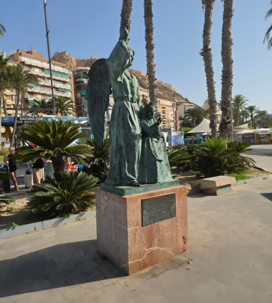 Estatua protectora con el Castillo al fondo