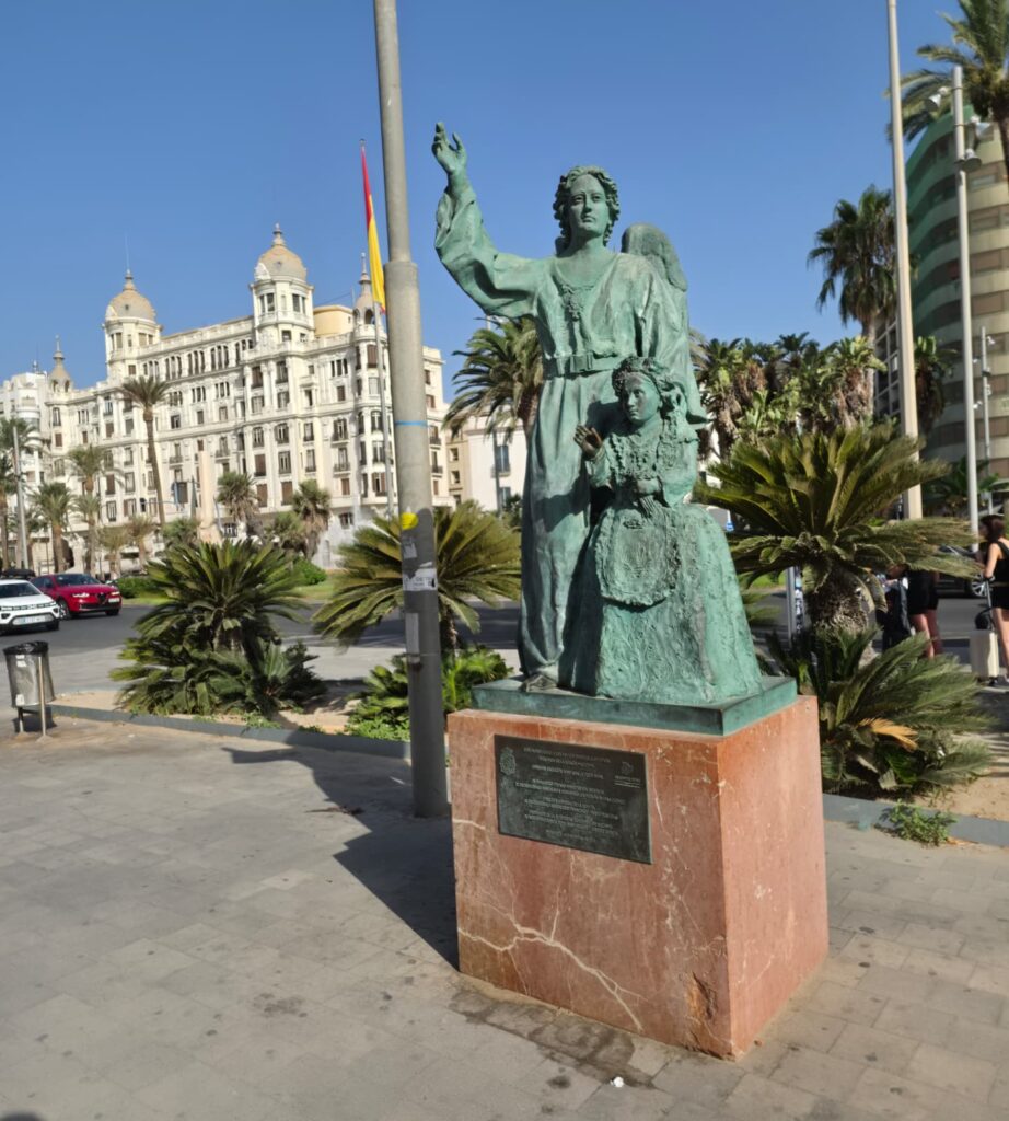 Estatua protectora con el Castillo al fondo