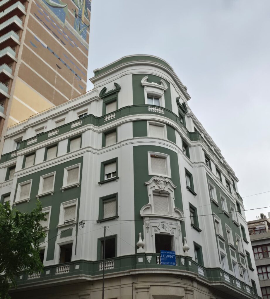Edificio verde y blanco