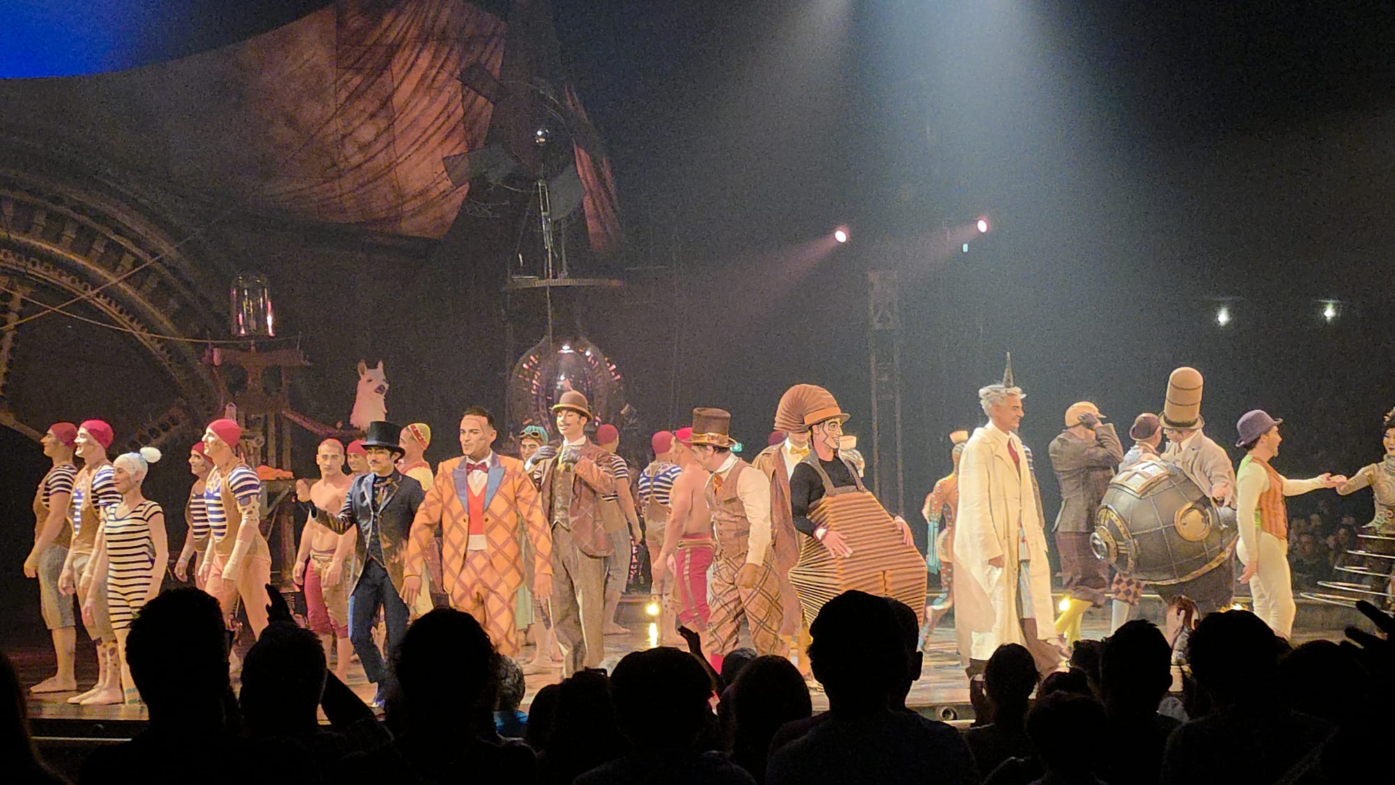 Trabajo en equipo de los artistas del Cirque du Soleil Alicante en el escenario.